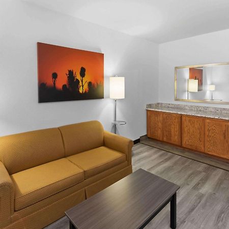 Days Inn & Suites By Wyndham Lubbock Medical Center Экстерьер фото