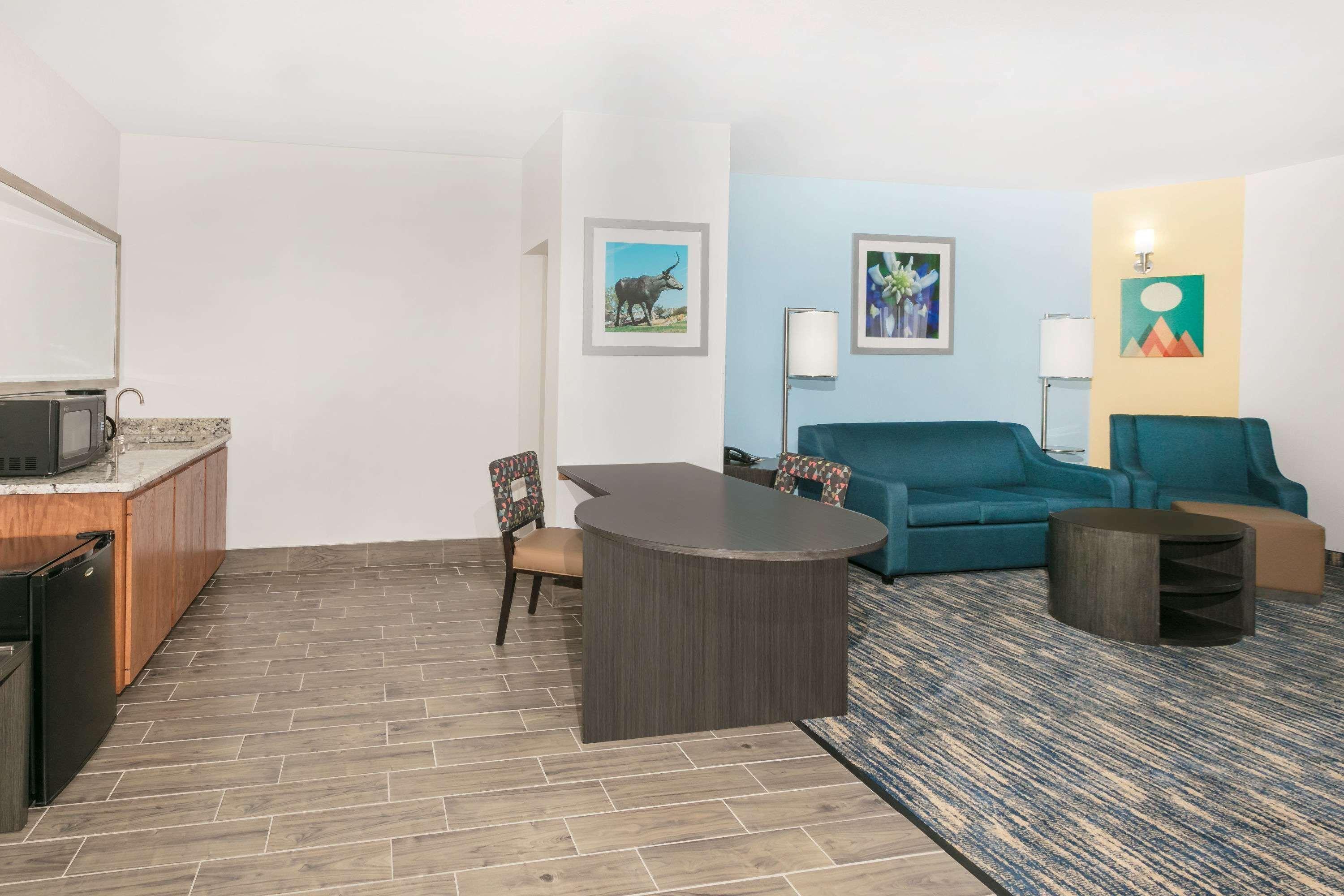 Days Inn & Suites By Wyndham Lubbock Medical Center Экстерьер фото