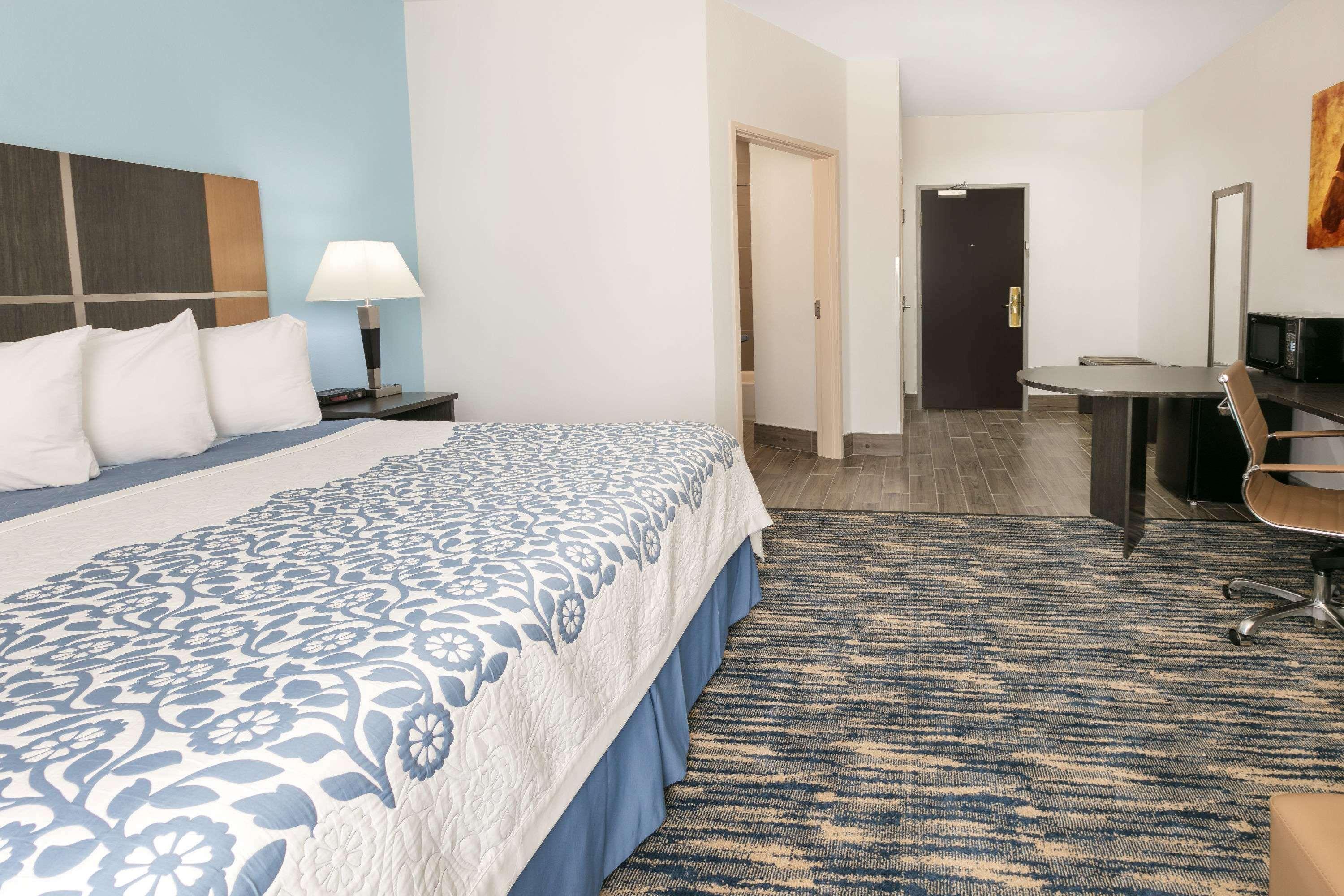 Days Inn & Suites By Wyndham Lubbock Medical Center Экстерьер фото