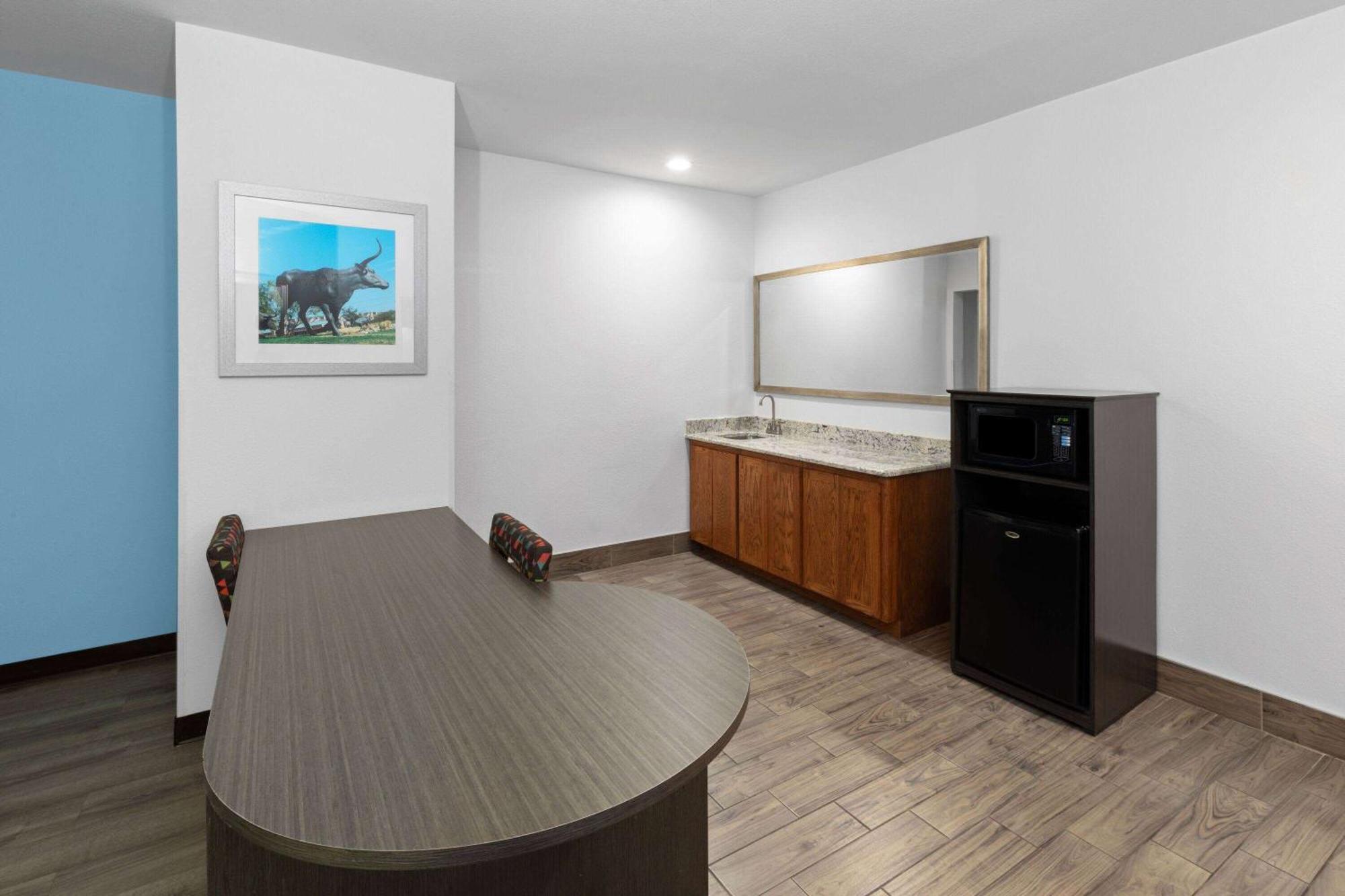 Days Inn & Suites By Wyndham Lubbock Medical Center Экстерьер фото