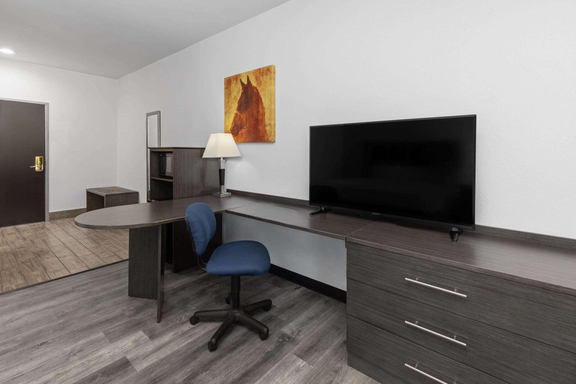 Days Inn & Suites By Wyndham Lubbock Medical Center Экстерьер фото