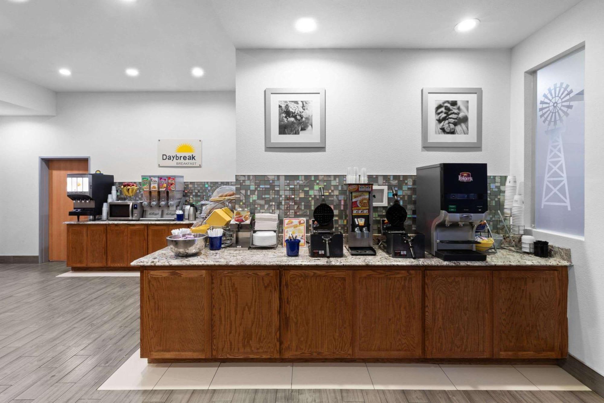 Days Inn & Suites By Wyndham Lubbock Medical Center Экстерьер фото