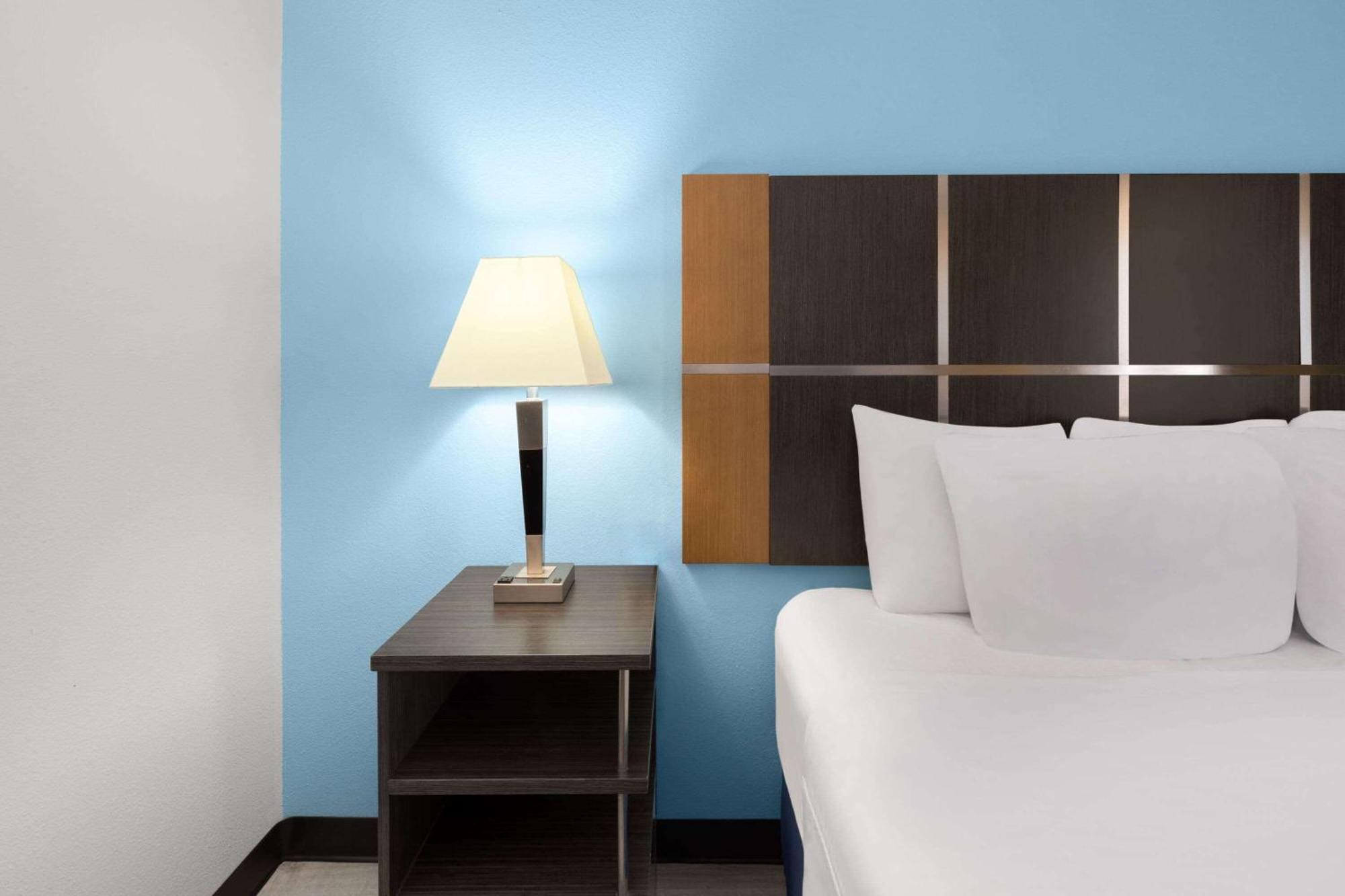 Days Inn & Suites By Wyndham Lubbock Medical Center Экстерьер фото