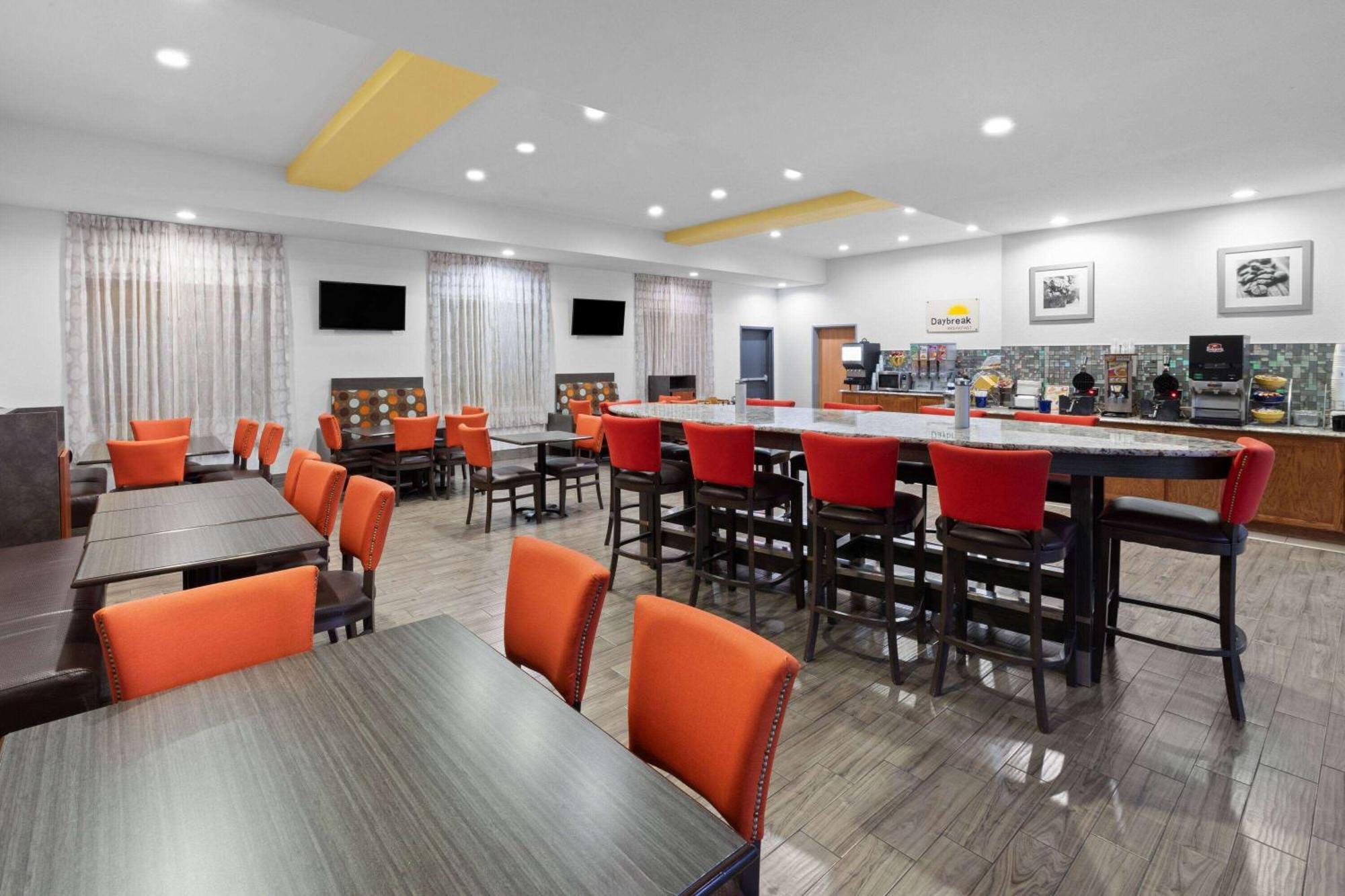Days Inn & Suites By Wyndham Lubbock Medical Center Экстерьер фото