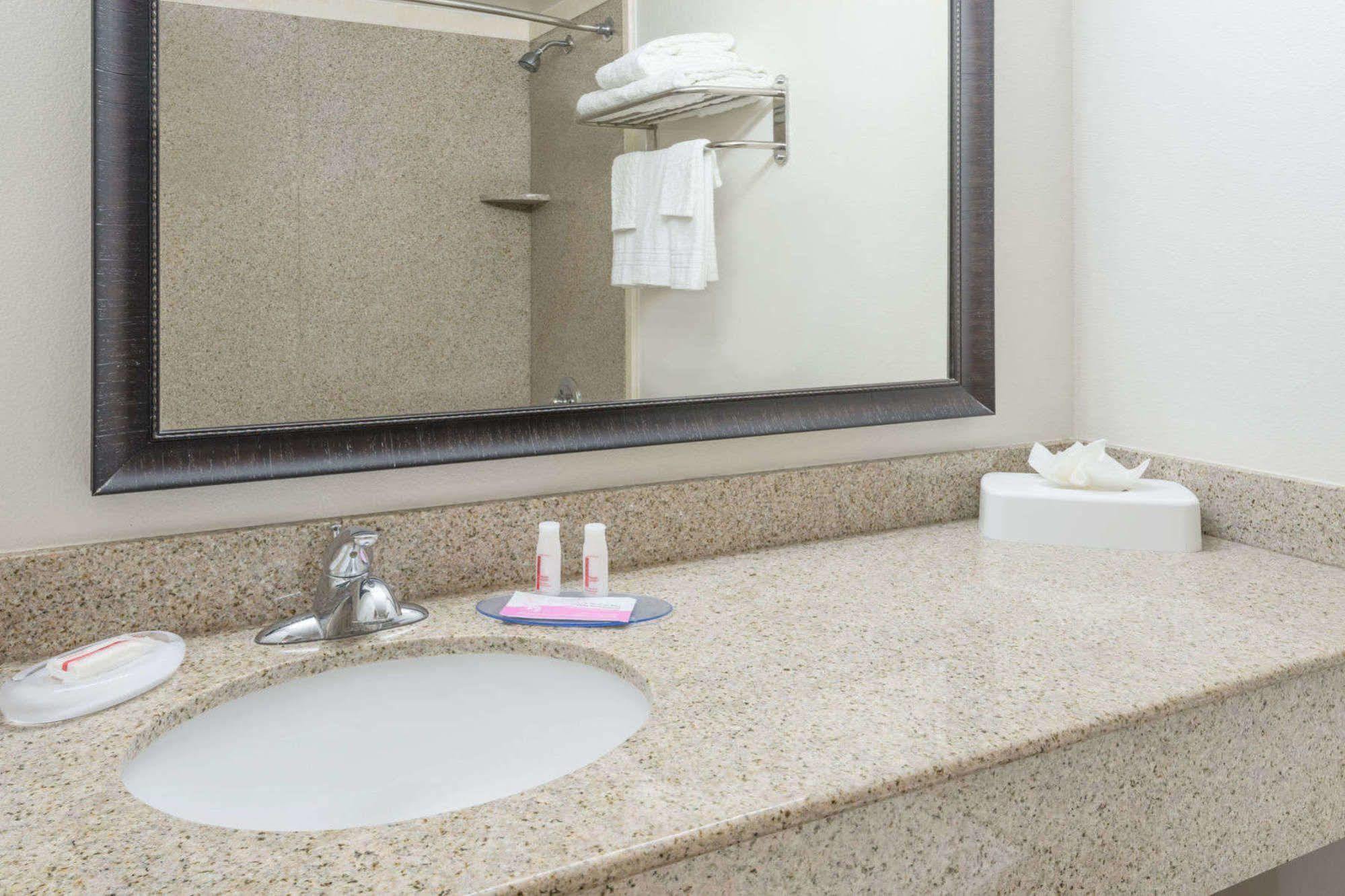 Days Inn & Suites By Wyndham Lubbock Medical Center Экстерьер фото